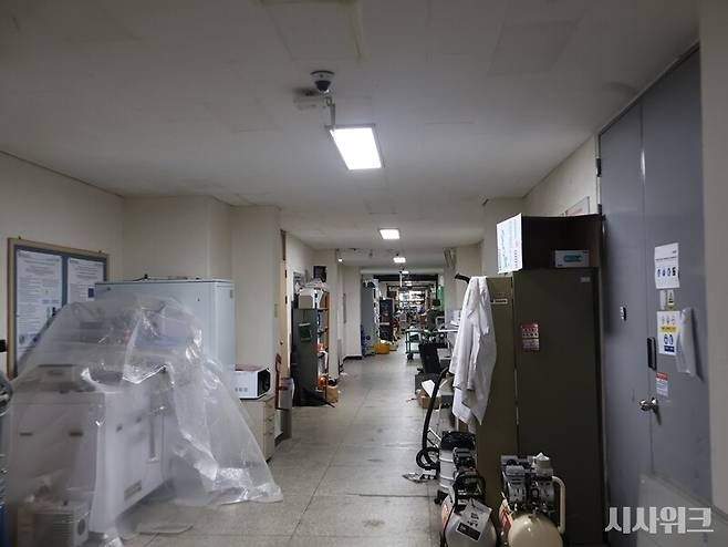 지난 14일 방문한 서울대학교 공과대학 건물 내부 모습. 복도부터 여러 실험 자재가 즐비하게 늘어져 있는 모습은 흡사 영화 속에서 아크리액터를 개발한 토니 스타크의 동굴에 들어온 듯하다. / 사진=박설민 기자