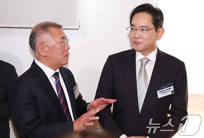 이재용 삼성전자 회장과 정의선 현대차그룹 회장이 24일(현지시간) 미국 샌프란시스코 미드웨이에서 열린 AI 서밋에서 대화를 하고 있다(자료사진) 2026.7.25 ⓒ 뉴스1 허경 기자
