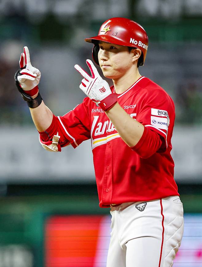 SSG 박성한이 26일 인천SSG랜더스필드에서 열린 2026 KBO리그 NC전에서 1타점 적시타를 친 뒤 사인을 보내고 있다. 사진 | SSG 랜더스