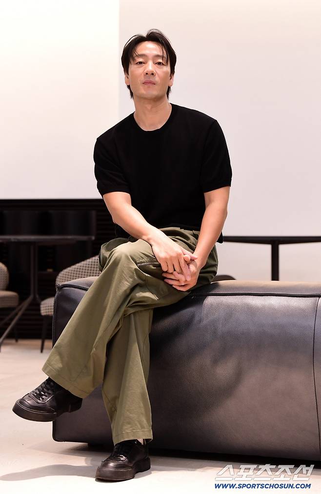제5회 청룡시리즈어워즈에서 남우주연상을 수상한 배우 박해수가 본지와 인터뷰에 앞서 포즈를 취하고 있다. 논현동=송정헌 기자songs@sportschosun.com/2026.08.10/