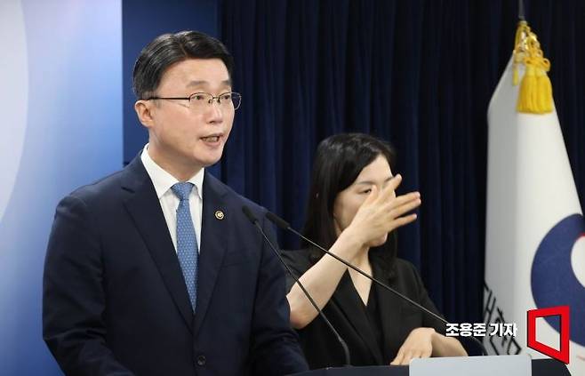 류제명 과학기술정보통신부 차관이 18일 서울 종로구 정부서울청사에서 독자 AI파운데이션 모델 프로젝트 2차 평가 결과를 발표하고 있다. 2026.8.18 조용준 기자