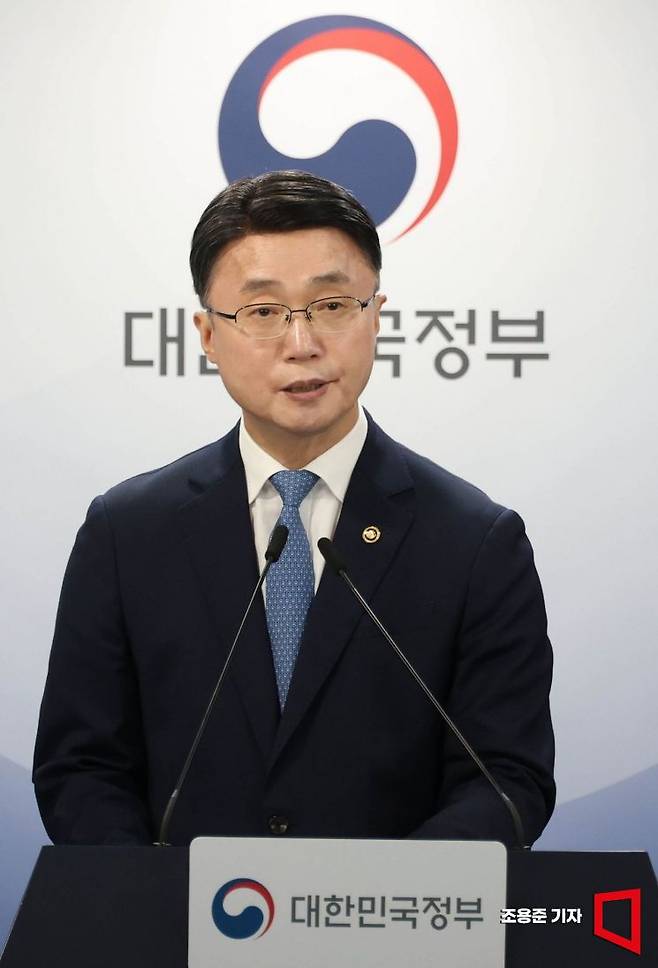 류제명 과학기술정보통신부 차관이 18일 서울 종로구 정부서울청사에서 독자 AI파운데이션 모델 프로젝트 2차 평가 결과를 발표하고 있다. 2026.8.18 조용준 기자