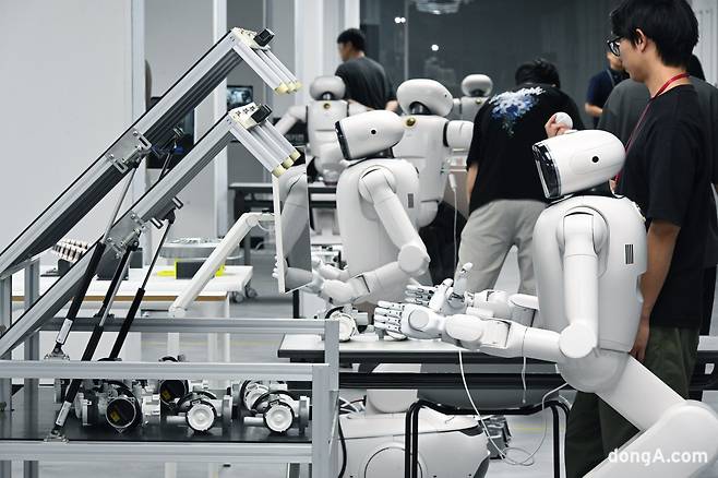 매디슨 황 엔비디아 수석이사를 비롯한 엔비디아 핵심 관계자들이 18일 서울 서초구에 구축 중인 LG 데이터팩토리를 방문했다. 사진은 클로이드가 세탁기 제조 공정에서 데이터를 학습하고 있다. LG전자 제공