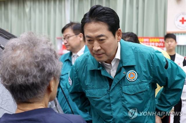 장동혁 국민의힘 대표가 18일 오전 경남 거제시 옥포초등학교에 마련된 호우 피해 주민 임시 대피시설을 찾아 피해 주민들과 이야기를 나누고 있다. 연합뉴스