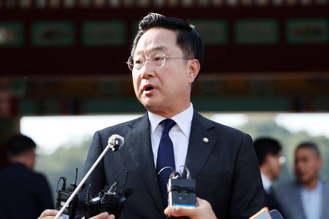 박성준 더불어민주당 수석대변인이 18일 전남광주 5·18 묘지 참배 뒤 기자들을 만나 당직 인선을 발표하고 있다. [연합뉴스]