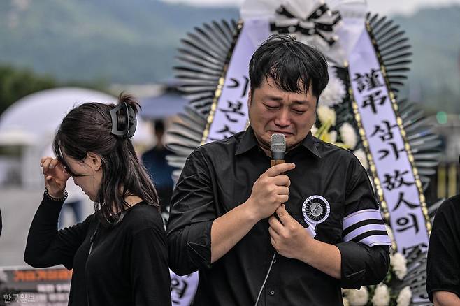 고 서영철 가습기살균제 피해자연대 대표의 아들 서한결(40)씨가 18일 서울 종로구 광화문광장에서 서 대표를 추모하며 발언하고 있다. 서씨는 서 대표의 유언대로 광화문광장에 빈소를 차리게 됐다고 말했다. 최주연 기자