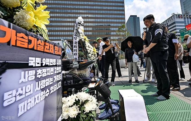 고 서영철 가습기살균제 피해자연대 대표의 아들 서한결(40)씨가 18일 서울 종로구 광화문광장에서 고(故) 서영철 대표를 조문하며 흐느끼고 있다. 최주연 기자