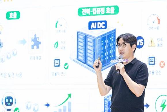 하정우 청화대 전 AI수석이 지난 12일 수원시청 대강당에서 열린 제182회 ‘새로운 시선, 빛나는 시간-수원새빛포럼’에서 강연하고 있다. [사진=수원특례시]