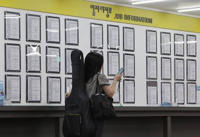 서울 마포구 서울서부 고용복지플러스센터에서 한 시민이 일자리 정보게시판을 살펴보고 있다./2026.5.13 사진=한경 김범준기자
