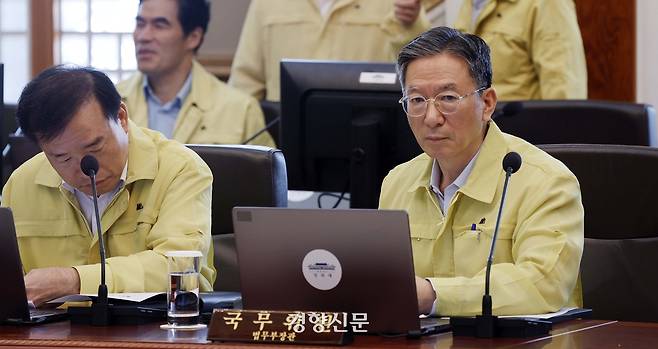 정성호 법무부 장관(오른쪽)이 18일 청와대에서 열린 을지 국무회의에 참석해 있다. 청와대사진기자단
