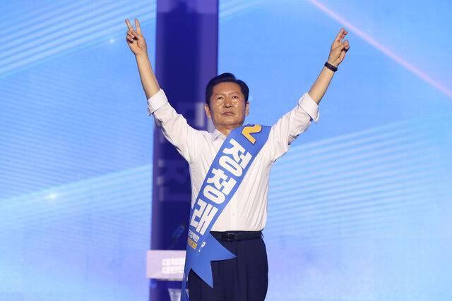 더불어민주당 당 대표에 출마한 정청래 전 대표가 17일 대전 컨벤션센터에서 열린 제3회 더불어민주당 정기 전국당원대회에서 연설에 나서며 당원들에게 인사하고 있다. 연합뉴스