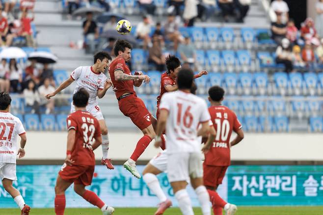 지난 시즌 부천과 부산의 맞대결 장면. 양 팀의 지난 시즌 상대 전적은 2승1패로 부산이 앞선다. 한국프로축구연맹 제공