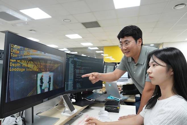 포스코DX AI 연구원들이 물류 환경 적재량 산정 AI 프로그램을 시험하고 있다. <사진=포스코DX>