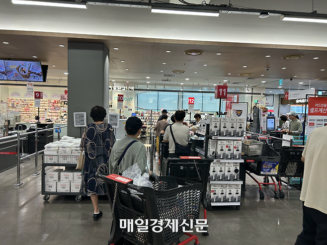 카트를 이끌고 결제 대기열에서 기다리는 손님들. [변덕호 기자]