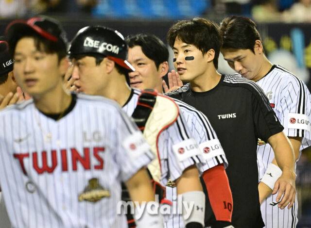 2026년 7월 30일 오후 서울 잠실구장에서 열린 '2026 신한 SOL KBO리그' 키움 히어로즈와 LG 트윈스의 경기. LG 임찬규가 5-3으로 승리한 뒤 기뻐하고 있다./유진형 기자