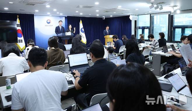 [서울=뉴시스] 조수정 기자 = 류제명 과학기술정보통신부 2차관이 18일 오전 서울 종로구 정부서울청사에서 독자 AI파운데이션 모델 프로젝트 2차 단계평가 결과 발표를 하고 있다. 2026.08.18. chocrystal@newsis.com