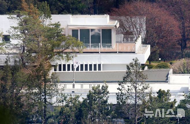 [서울=뉴시스] 홍효식 기자 = 윤석열 정부 대통령실 관저 공사 특혜 의혹을 들여다보는 2차 종합특별검사팀이 김건희 여사와 윤한홍 국민의힘 의원을 재판에 넘겼다. 사진은 서울 용산구 한남동 관저. (사진=뉴시스DB) 2026.08.18. yesphoto@newsis.com