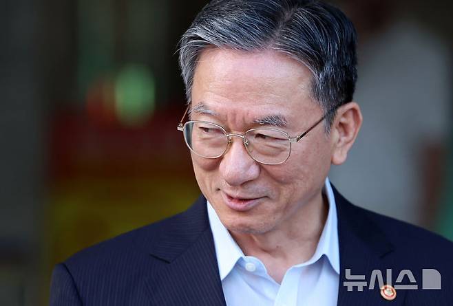[과천=뉴시스] 조성우 기자 = 청와대에 사직서를 제출한 정성호 법무부 장관이 18일 경기도 과천시 정부과천청사 법무부를 나서고 있다. 2026.08.18. xconfind@newsis.com