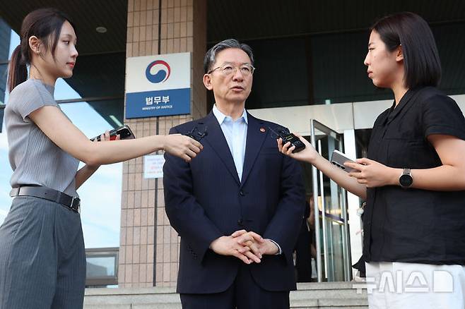 [과천=뉴시스] 조성우 기자 = 청와대에 사직서를 제출한 정성호 법무부 장관이 18일 경기도 과천시 정부과천청사 법무부를 나서며 취재진 질문에 답하고 있다. 2026.08.18. xconfind@newsis.com