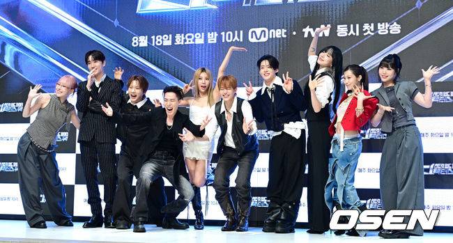 [OSEN=최규한 기자] 18일 오전 서울 논현동 엘리에나 호텔에서 &nbsp;Mnet ‘스트릿 월드 파이터 : 디렉터스 워’(이하 ‘스디파’) 제작발표회가 열렸다.‘스디파’는 최고 퍼포먼스 디렉터 10인이 오롯이 자신의 이름을 '디렉터 크레딧'에 올리기 위해 펼치는 치열한 작품 전쟁이다. 스트릿 시리즈 최초의 개인전이자 혼성(All-Gender) 대결로 일찍이 기대를 모았다.안무가 나인, 레난, 바다, 백구영, 베이비주, 시미즈, 인규, 정민준, 캐스퍼, 해쉬가 포토타임을 하고 있다. 2026.08.18 / dreamer@osen.co.kr