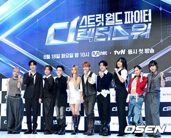 [OSEN=최규한 기자] 18일 오전 서울 논현동 엘리에나 호텔에서 &nbsp;Mnet ‘스트릿 월드 파이터 : 디렉터스 워’(이하 ‘스디파’) 제작발표회가 열렸다.‘스디파’는 최고 퍼포먼스 디렉터 10인이 오롯이 자신의 이름을 '디렉터 크레딧'에 올리기 위해 펼치는 치열한 작품 전쟁이다. 스트릿 시리즈 최초의 개인전이자 혼성(All-Gender) 대결로 일찍이 기대를 모았다.안무가 나인, 레난, 바다, 백구영, 베이비주, 시미즈, 인규, 정민준, 캐스퍼, 해쉬가 포토타임을 하고 있다. 2026.08.18 / dreamer@osen.co.kr
