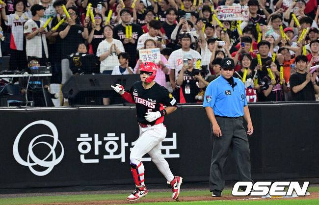 [OSEN=대전, 조은정 기자]18일 대전한화생명볼파크에서 2026 신한은행 SOL KBO리그 한화 이글스와 KIA 타이거즈의 경기가 열렸다.이날 경기에 한화는 왕옌청을, KIA는 네일을 선발투수로 내세웠다.7회초 2사에서 KIA 김도영이 솔로 홈런을 날린 뒤 베이스를 돌고 있다. 2026.08.18 /cej@osen.co.kr