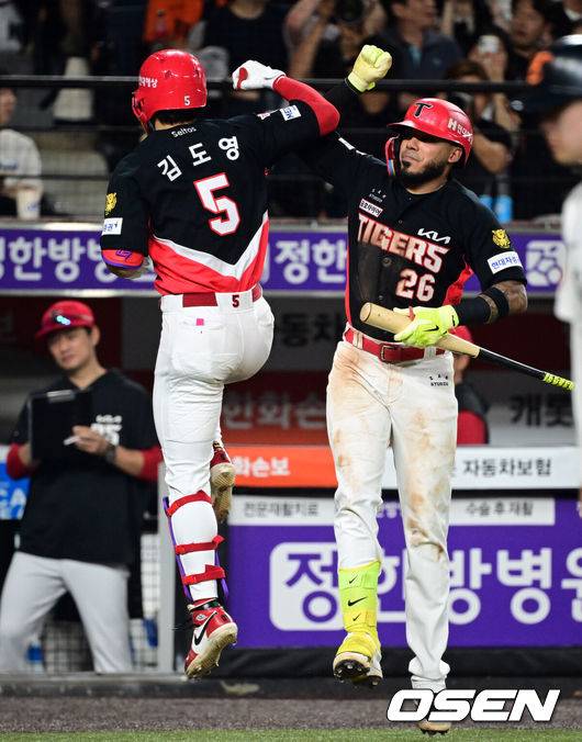 [OSEN=대전, 조은정 기자]18일 대전한화생명볼파크에서 2026 신한은행 SOL KBO리그 한화 이글스와 KIA 타이거즈의 경기가 열렸다.이날 경기에 한화는 왕옌청을, KIA는 네일을 선발투수로 내세웠다.7회초 2사에서 KIA 김도영이 솔로 홈런을 날린 뒤 카스트로의 환영을 받고 있다. 2026.08.18 /cej@osen.co.kr