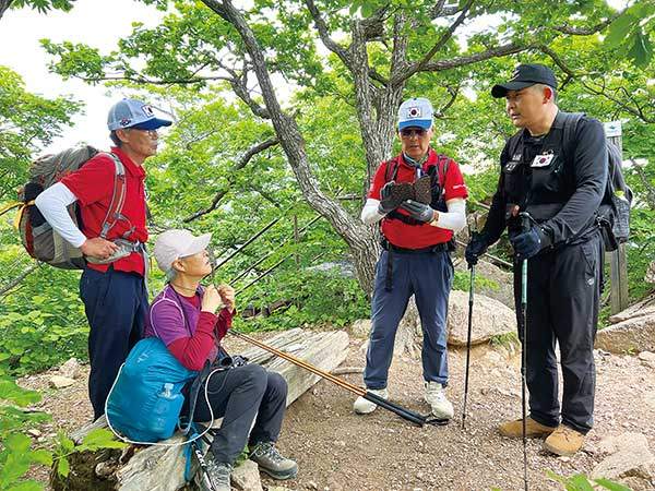 등산객들에게 유해발굴감식 사업을 홍보하고 있는 최응규 조사관.