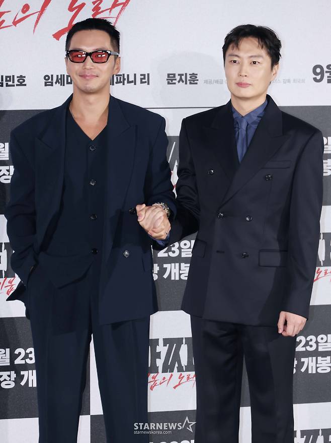 배우 변요한, 노재원이 18일 오전 서울 CGV용산아이파크몰에서 진행된 영화 '타짜: 벨제붑의 노래' 제작발표회에 참석해 포즈를 취하고 있다. 온라인 카지노 사업으로 세상을 다 가진줄 알았던 장태영(변요한), 그리고 그의 모든 것을 빼앗은 같은 이름의 절친 박태영(노재원)이 글로벌 도박판에서 다시 만나 복수의 한판을 벌이게 되는 타짜 시리즈의 마지막 ‘타짜: 벨제붑의 노래’는 9월 23일 개봉한다. /2026.08.18 /사진=이동훈 photoguy@