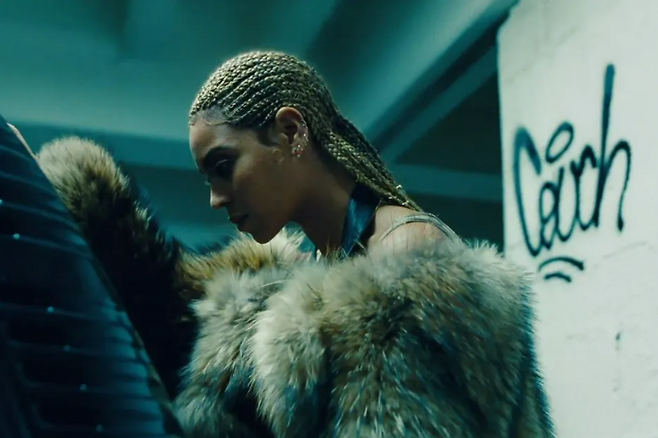 Cena do vídeo promocional do álbum *Lemonade*, de Beyoncé, lançado em 2016. Captura de tela do YouTube.
