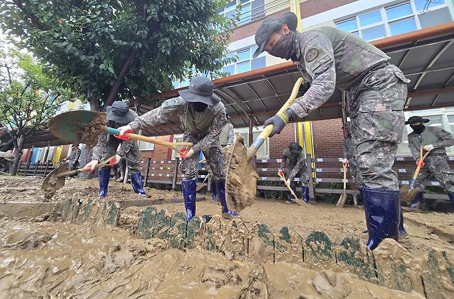 육군 39사단, 장평초등학교 수해복구 지원 [육군 제39보병사단 제공. 재판매 및 DB 금지]