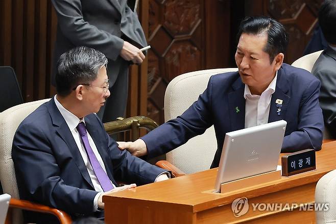 대화 나누는 민주당 정청래 의원과 정성호 법무장관 [연합뉴스 자료사진]
