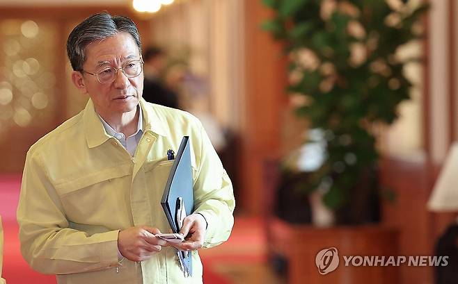 을지국무회의 참석하는 정성호 법무부 장관 (서울=연합뉴스) 김도훈 기자 = 정성호 법무부 장관이 18일 청와대에서 열린 이재명 대통령 주재 제1회 을지국무회의 참석을 위해 회의장으로 향하고 있다.
    법조계에 따르면 정 장관은 이날 사직서를 제출한 것으로 알려졌다. 2026.8.18 [청와대통신사진기자단] superdoo82@yna.co.kr