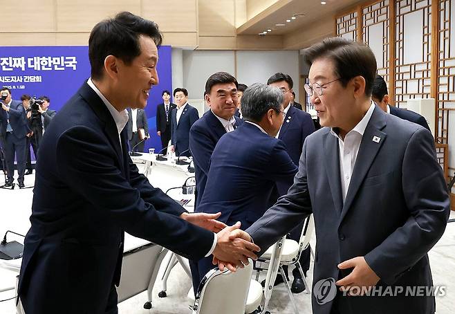 작년 8월 전국 시도지사 간담회서 조우한 이재명 대통령과 오세훈 서울시장 [연합뉴스 자료사진]