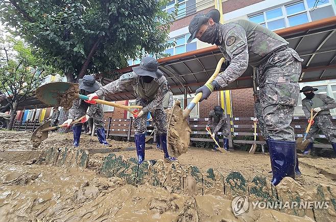 거제 수해복구 지원 나선 육군 장병들 (거제=연합뉴스) 육군 제39보병사단 장병들이 18일 경남 거제시 장평초등학교에서 집중호우로 쌓인 토사와 잔해물을 제거하며 학교시설 복구에 힘을 보태고 있다. 2026.8.18 [육군 제39보병사단 제공. 재판매 및 DB 금지] ymp@yna.co.kr