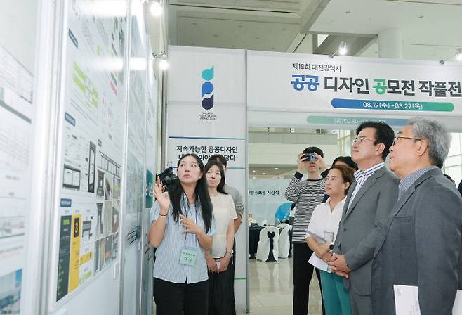 대전시는 19일 시청 2층 로비에서 허태정 대전시장, 강인호 총괄건축가, 안경환 심사위원장, 수상자 등 100여 명이 참석한 가운데 '제18회 대전광역시 공공디자인 공모전' 시상식을 개최했다. 사진제공은 대전시