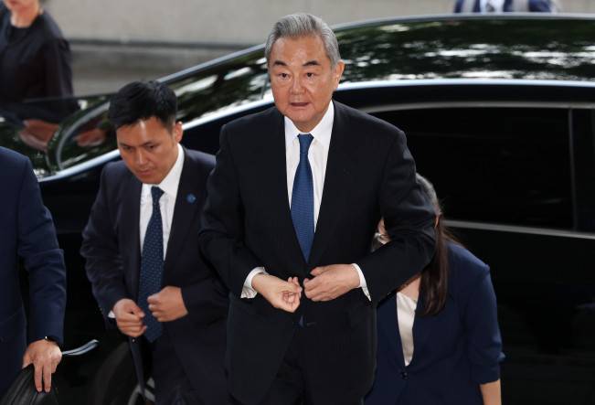 왕이 중국공산당 중앙외사판공실 주임 겸 외교부장이 조현 외교부 장관과의 한중 외교장관 회담을 위해 19일 서울 종로구 정부서울청사 외교부로 들어서고 있다.(연합뉴스)