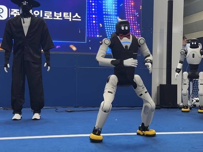 ▲춤 동작을 시연하고 있는 화인로보틱스의 휴머노이드 로봇 'AGIBOT X2'. 사진=박서현 기자