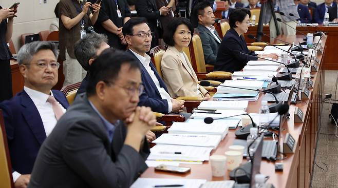 이진숙 국민의힘 의원이 19일 서울 여의도 국회에서 열린 과학기술정보방송통신위원회 전체회의에 참석해 자리하고 있다.(사진=뉴시스)