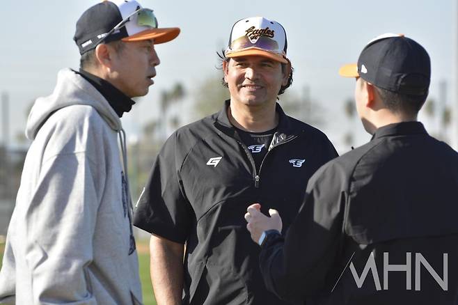출처:MHN / 손혁(왼쪽) 한화 단장
