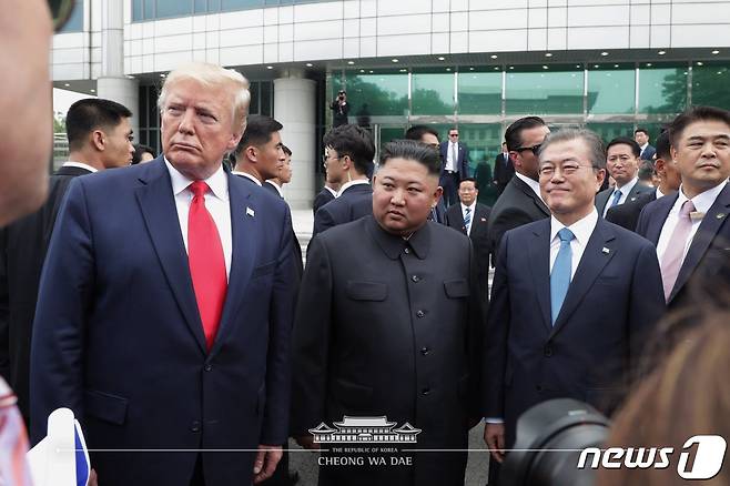 문재인 대통령과 도널드 트럼프 미국 대통령 김정은 북한 국무위원장을 만나고 있다.(청와대 페이스북) 2019.6.30 ⓒ 뉴스1