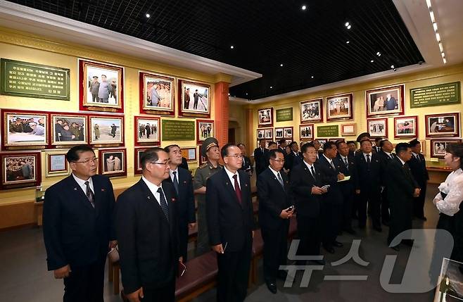 (평양 노동신문=뉴스1) = 북한 간부들이 조선혁명박물관을 참관하는 모습. [국내에서만 사용가능. 재배포 금지. DB 금지. For Use Only in the Republic of Korea. Redistribution Prohibited] rodongphoto @ News1.kr