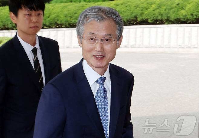 조희대 대법원장이 19일 오전 서울 서초구 대법원으로 출근하고 있다. 앞서 조 대법원장은 지난 18일 노태악 전 대법관과 이흥구 대법관 후임으로 손봉기(60·22기) 대구지방법원 부장판사와 김성수(57·24기) 서울고등법원 부장판사를 이재명 대통령에게 임명 제청했다. 통상 대법원장이 조율을 거친 뒤 대통령을 찾아가 '대면 제청'하는 관례를 깨고, 조 대법원장이 조율 없이 청와대에 제청 후보를 사실상 '서면 통보' 한 것으로 파악돼 상당한 파장이 불가피할 전망이다. 2026.8.19 ⓒ 뉴스1 김진환 기자