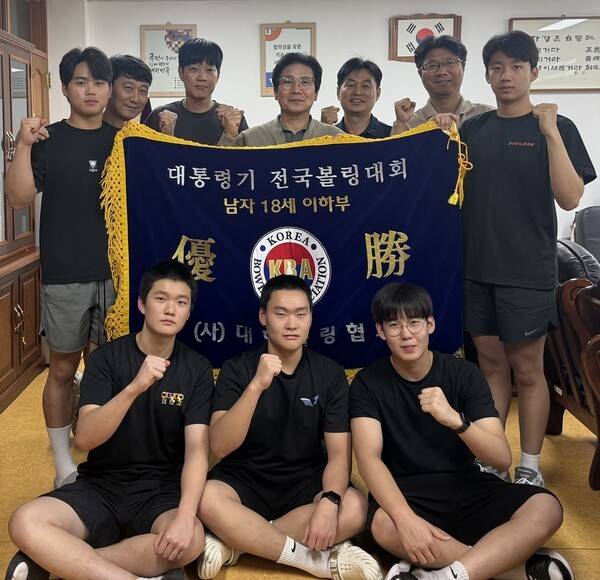 첨단고 볼링부 학생들이 교장실에서 '제41회 대통령기 전국볼링대회' 남18세이하부 우승기를 들고 기념촬영을 하고 있다.(위 왼쪽부터 민도율 학생·장용규 감독교사·김형태 교장·이영식 교감·채동식 운동부지도자·김재영 학생, 아래 왼쪽부터 조예준·김은준·송도길 학생.)/광주 첨단고