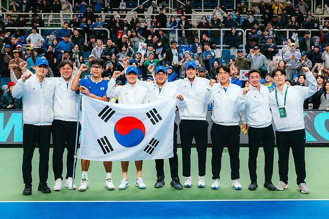 1차 퀄리파이어에서는 동료 선수들을 응원했던 홍성찬(오른쪽에서 두 번째)이 2년 만에 데이비스컵 대표팀 엔트리에 복귀한다 / 대한테니스협회