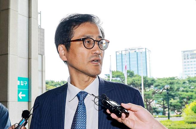 제9회 전국동시지방선거 투표용지 부족 사태 등 국민 참정권 의혹의 진상을 규명할 선거관리위원회 특별검사로 임명된 이태한 변호사가 19일 서울 서초구 서울중앙지검에 마련된 국민참정권 침해 진상규명을 위한 검경 합동수사본부를 방문며 취재진에 질문에 답하고 있다. 뉴스1