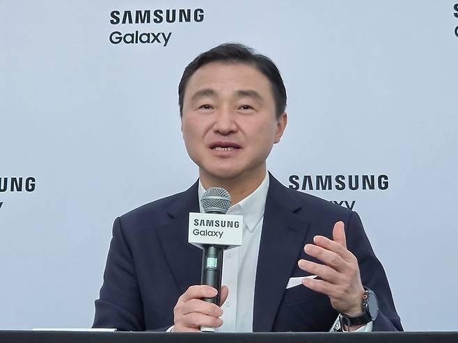 삼성전자 노태문 대표이사 겸 MX사업부장이 지난 7월 22일(현지시간) 영국 런던에서 '삼성 갤럭시 언팩 2026' 행사 후 국내 기자 간담회를 하고 있다. 노 사장은 "올해 안에 삼성전자가 8억 대 이상의 기기에 갤럭시 AI를 탑재하겠다"며 "갤럭시의 에이전틱 AI는 모든 기기에서 사용자와 함께한다"고 말했다. 삼성전자 제공