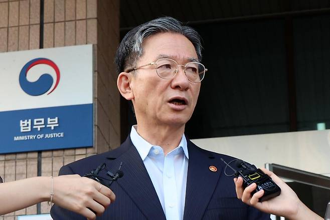 청와대에 사직서를 제출한 정성호 법무부 장관이 18일 경기도 과천시 정부과천청사 법무부를 나서며 취재진 질문에 답하고 있다. 뉴시스