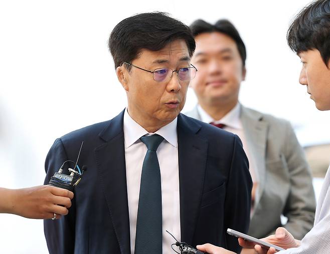 홍장원 전 국가정보원 1차장이 지난 6월26일 ‘계엄 정당화 메시지 전달’ 의혹과 관련해 피의자 신분으로 조사를 받기 위해 경기도 과천 권창영 2차 종합 특별검사팀으로 출석하며 취재진의 질문에 답변하고 있다. 연합뉴스