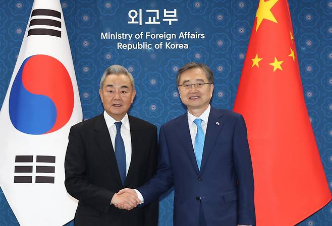 서울에서 5년 만에 손잡은 한·중 외교 조현 외교부 장관(오른쪽)과 왕이 중국 외교부장이 19일 정부서울청사 별관에서 만나 악수하고 있다. 연합뉴스